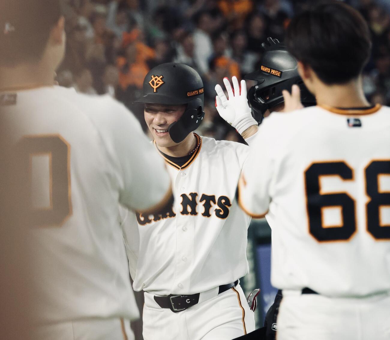巨人対ヤクルト　7回裏巨人2死、坂本勇はソロ本塁打を放ち笑顔でナインとハイタッチ(撮影・浅見桂子)