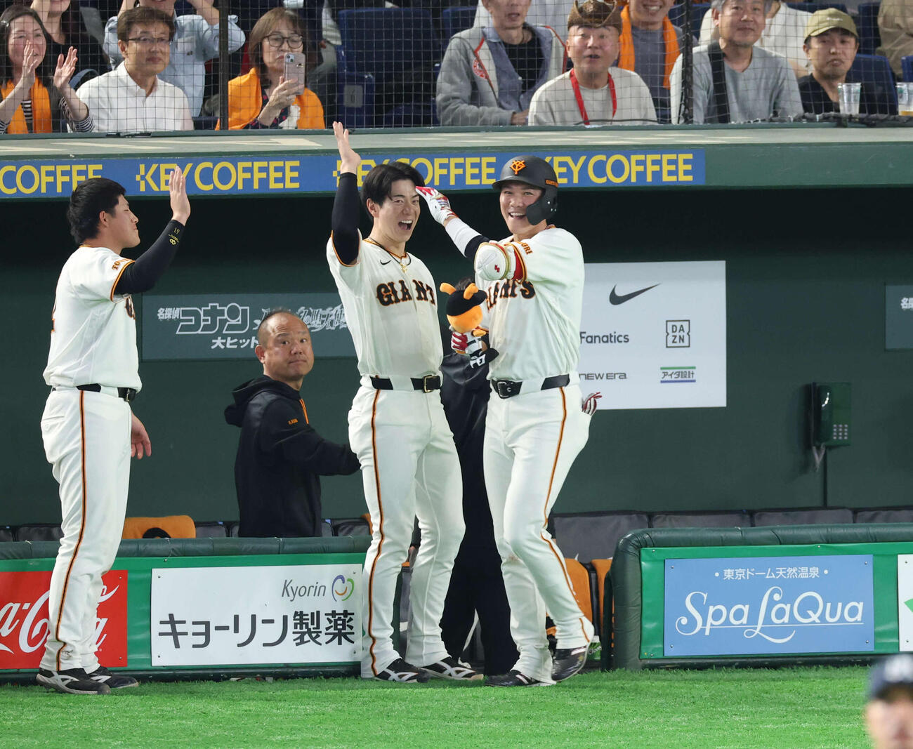 巨人対ヤクルト　7回裏巨人2死、ソロ本塁打を放ち笑顔でナインとタッチを交わす坂本（撮影・増田悦実）