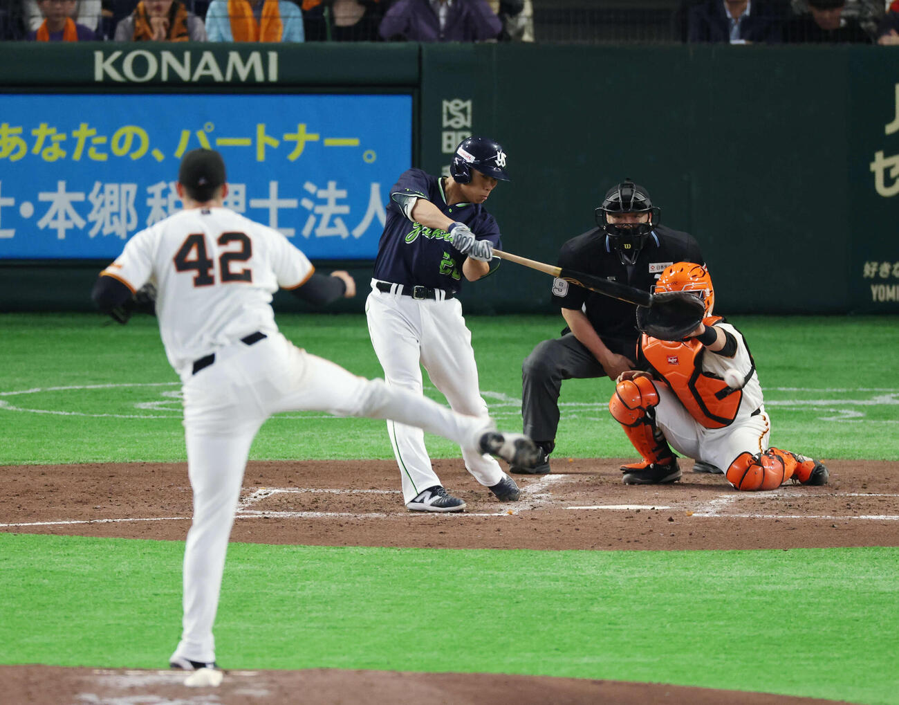 巨人対ヤクルト　4回表ヤクルト1死二塁、安打を放つ山野。投手マタ（撮影・増田悦実）