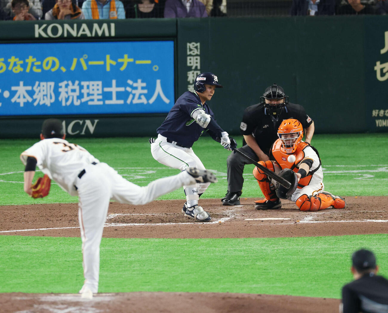 巨人対ヤクルト　7回表ヤクルト2死一塁、安打を放つ岩田。投手は赤星（撮影・増田悦実）