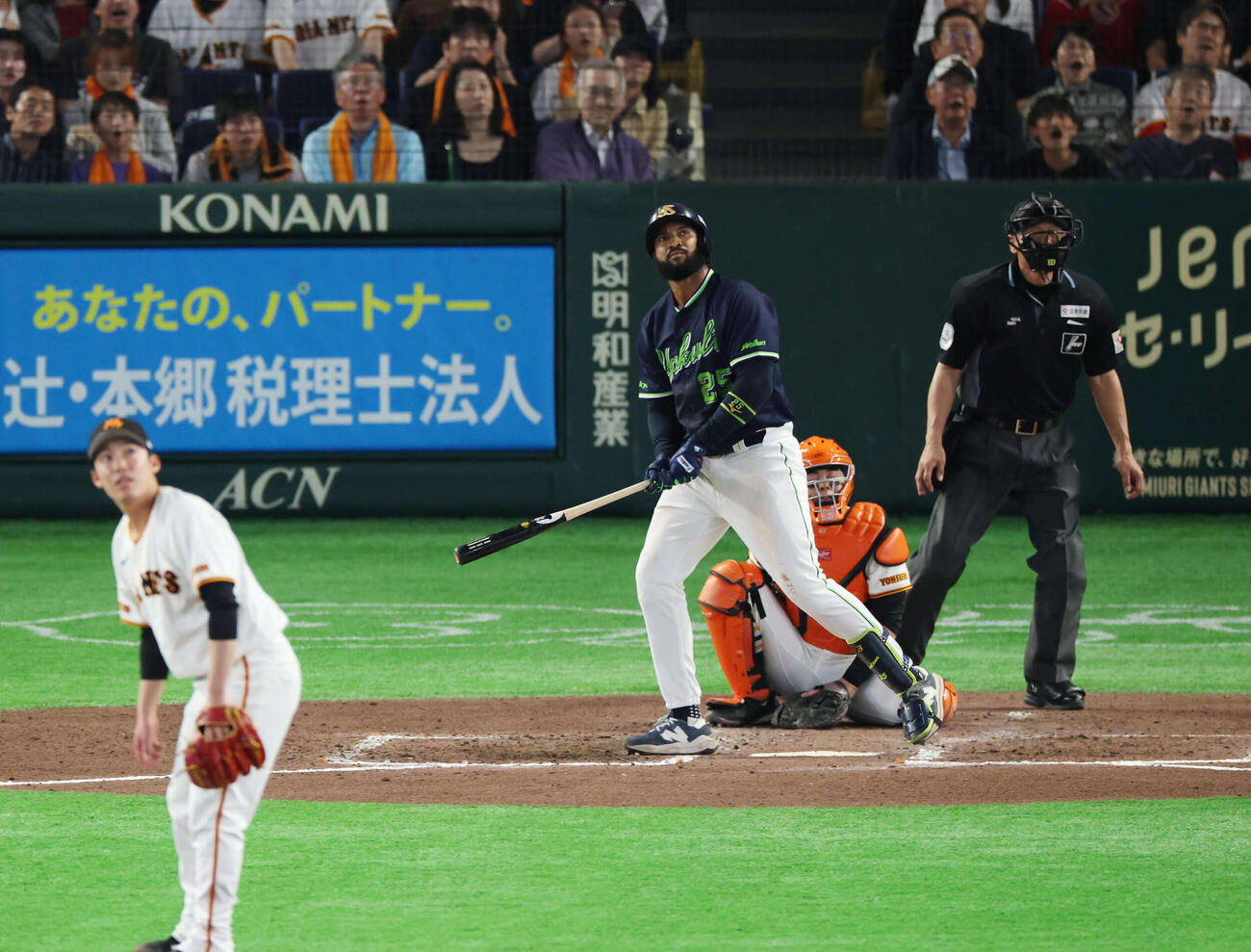 巨人対ヤクルト　7回表ヤクルト1死、ソロ本塁打を放つサンタナ。投手は赤星（撮影・増田悦実）