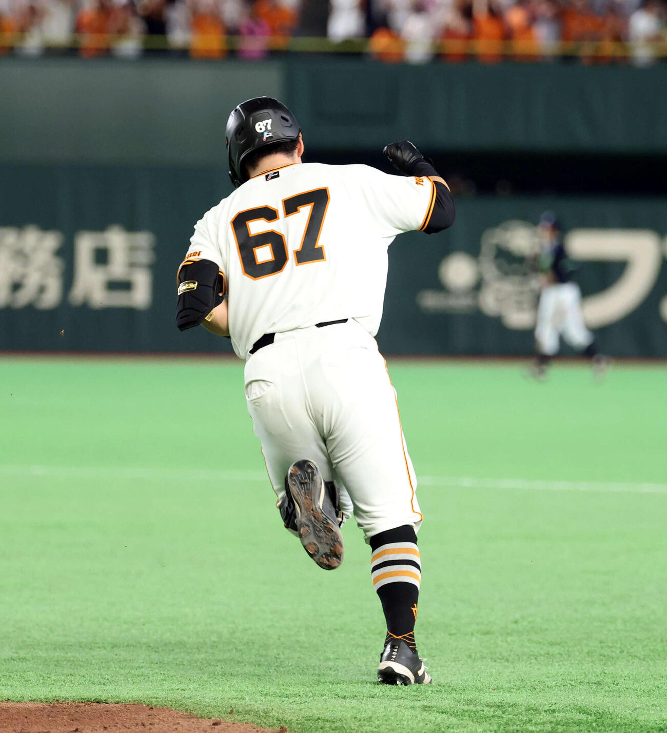 巨人対ヤクルト　3回裏巨人無死、山瀬はプロ1号となるソロ本塁打を放ち一塁を回ってガッツポーズ（撮影・浅見桂子）
