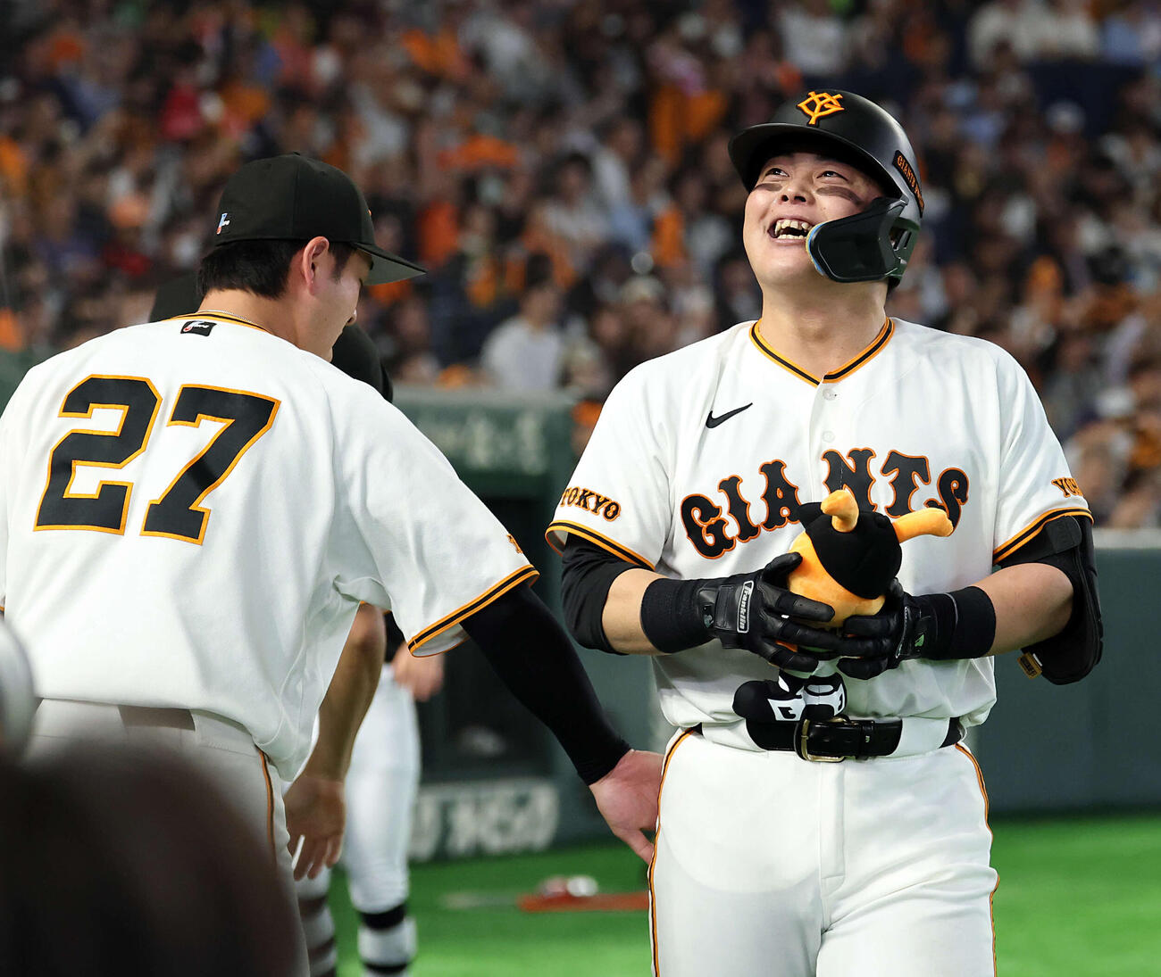 巨人対ヤクルト　3回裏巨人無死、山瀬はプロ1号となるソロ本塁打を放ち、ナインに祝福され笑顔（撮影・浅見桂子）