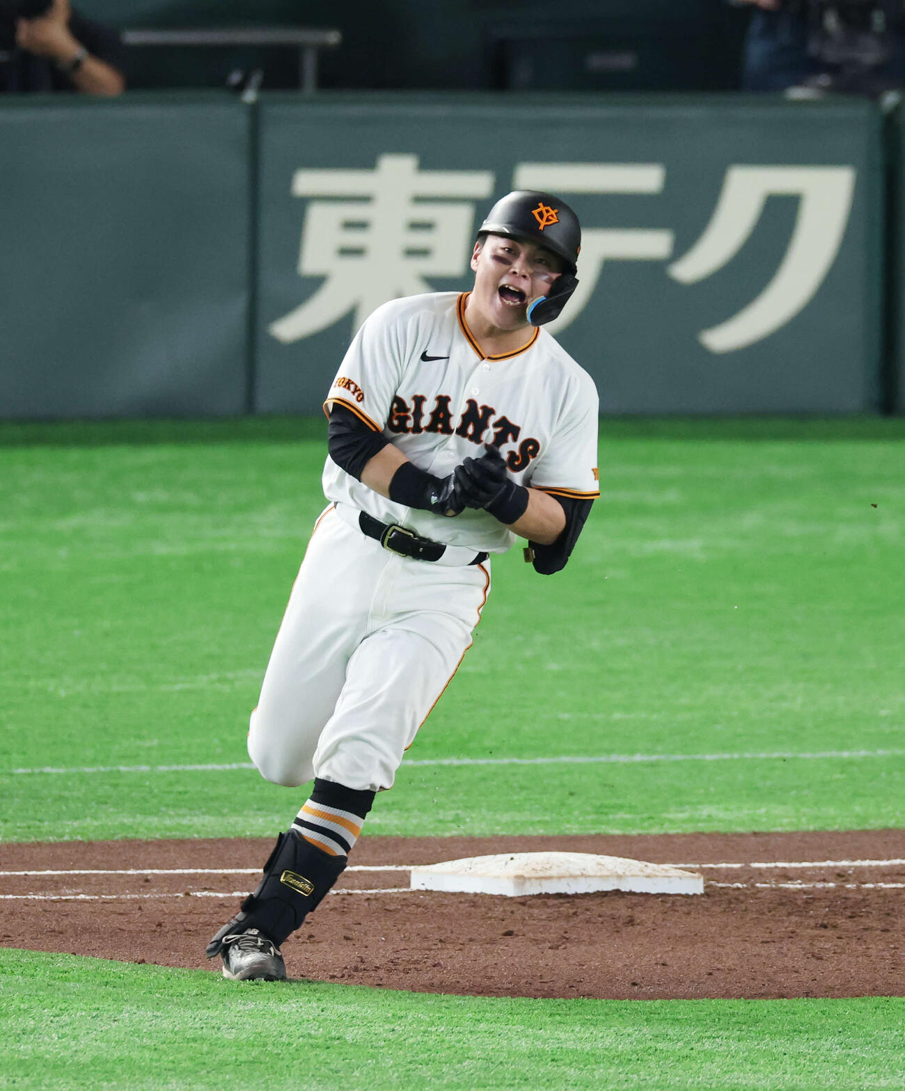巨人対ヤクルト　3回裏巨人無死、ソロ本塁打を放つ山瀬。投手は山野（撮影・増田悦実）