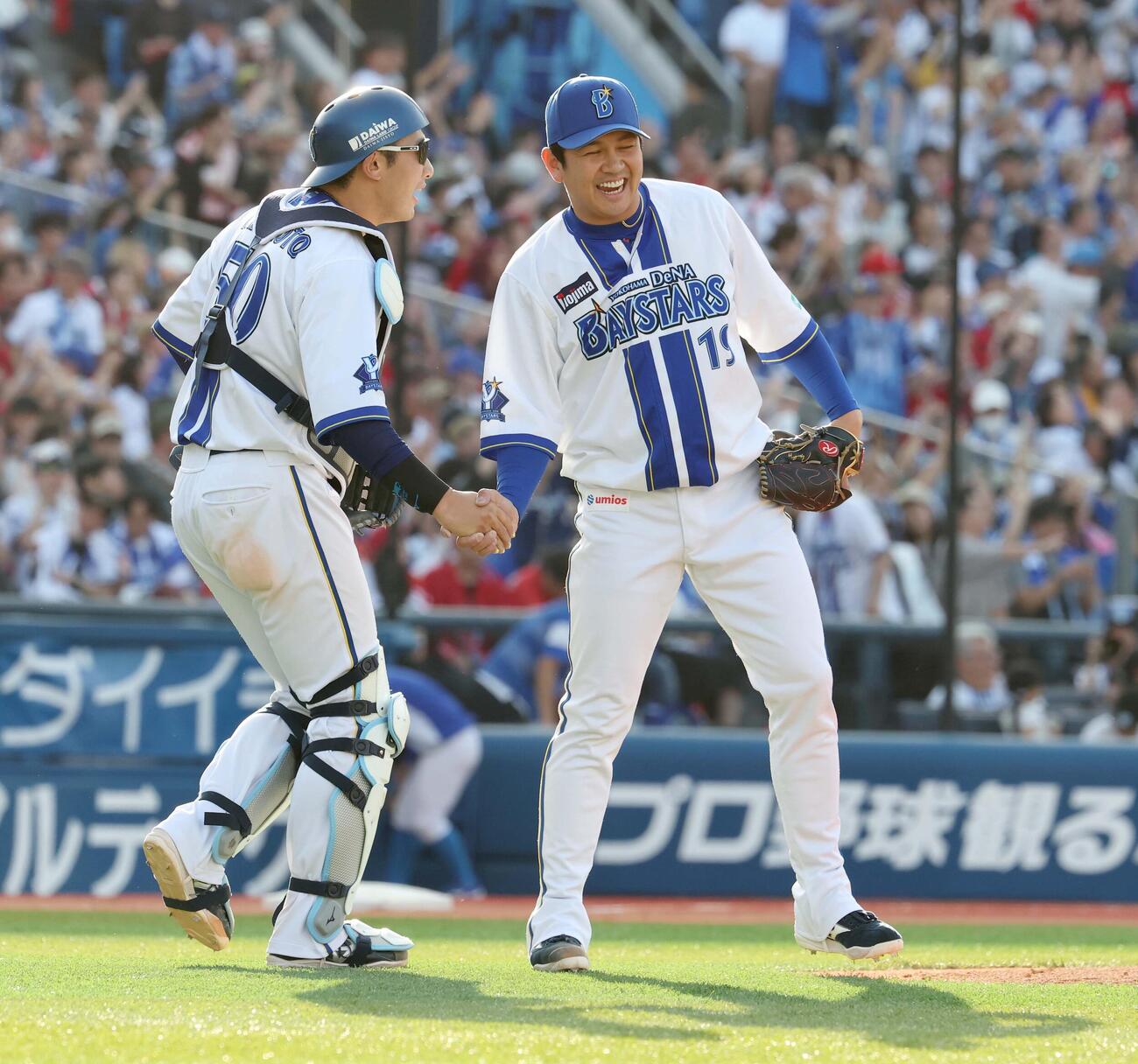 DeNA対広島　試合後、山本（左）と握手する山崎（撮影・黒川智章）