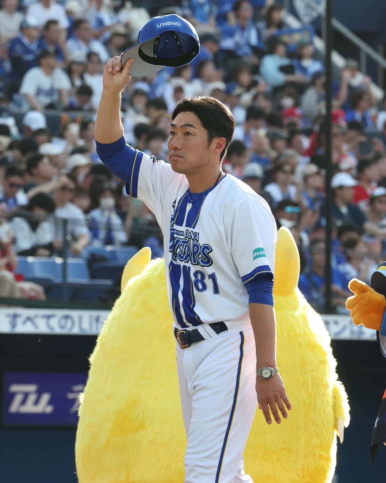 DeNA対広島　試合後、スタンドにあいさつする相川監督（撮影・黒川智章）