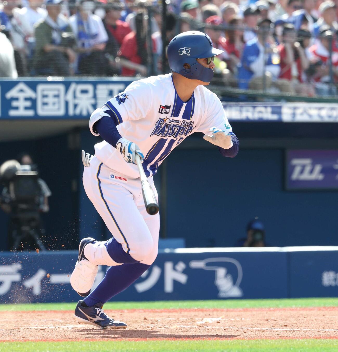 DeNA対広島　3回裏DeNA2死一、二塁、適時打を放つ京田（撮影・黒川智章）