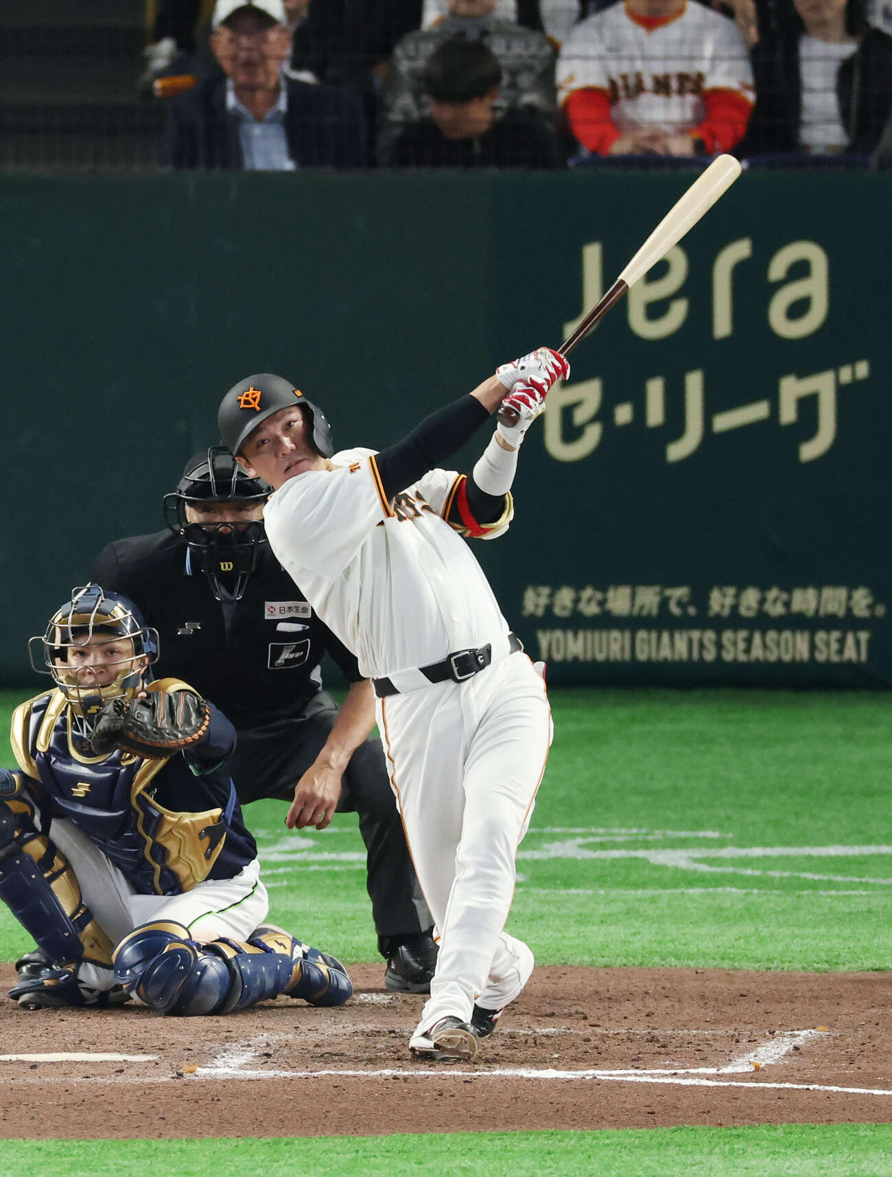 巨人対ヤクルト　7回裏巨人2死、ソロ本塁打を放つ坂本。投手は山野（撮影・増田悦実）