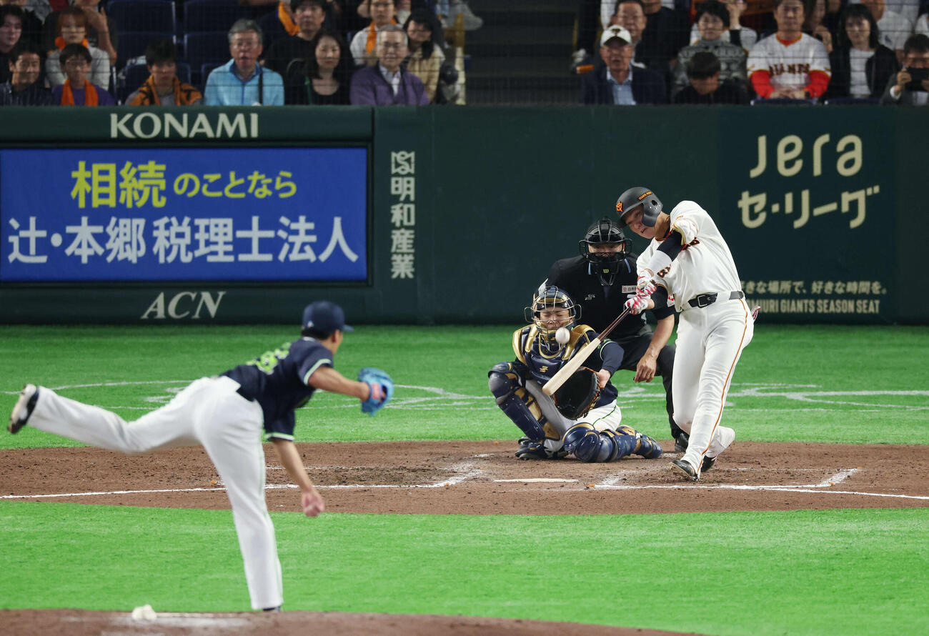 巨人対ヤクルト　7回裏巨人2死、ソロ本塁打を放つ坂本。投手は山野（撮影・増田悦実）