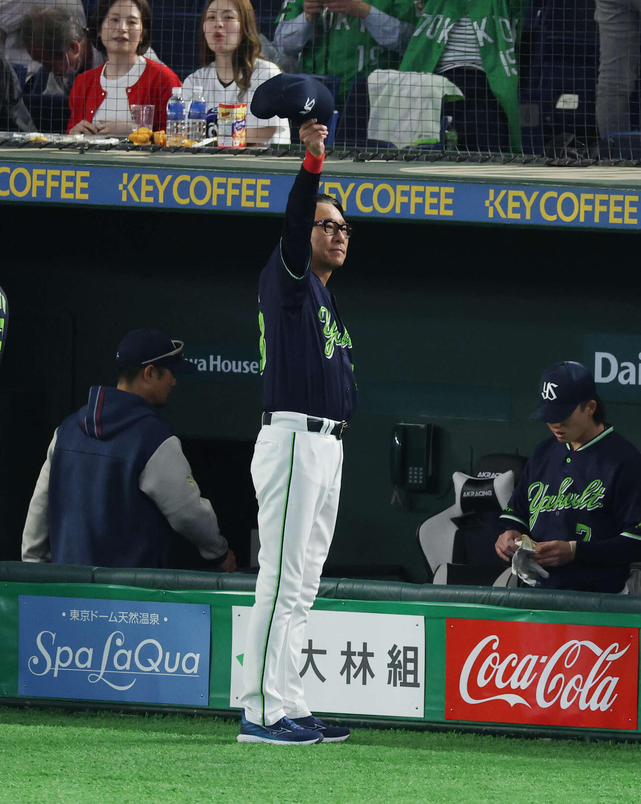 巨人対ヤクルト　勝利しファンの声援に応えるヤクルト池山監督（撮影・増田悦実）