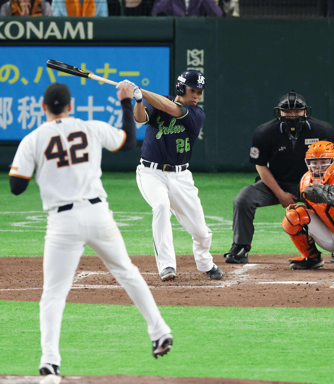 巨人対ヤクルト　4回表ヤクルト1死二塁、安打を放つ山野。投手はマタ（撮影・増田悦実）