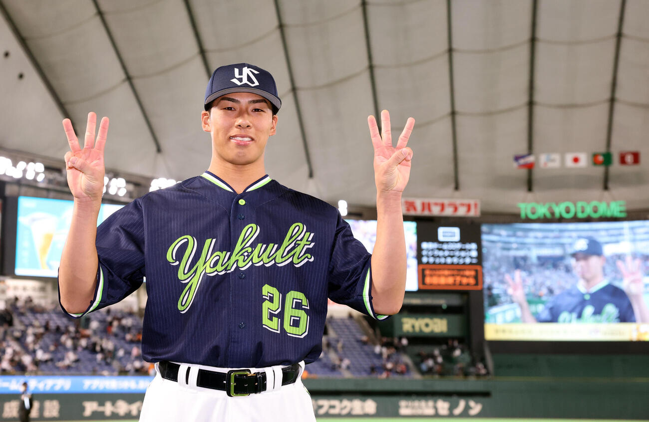 巨人対ヤクルト　勝利投手のヤクルト山野は笑顔で記念撮影(撮影・浅見桂子)