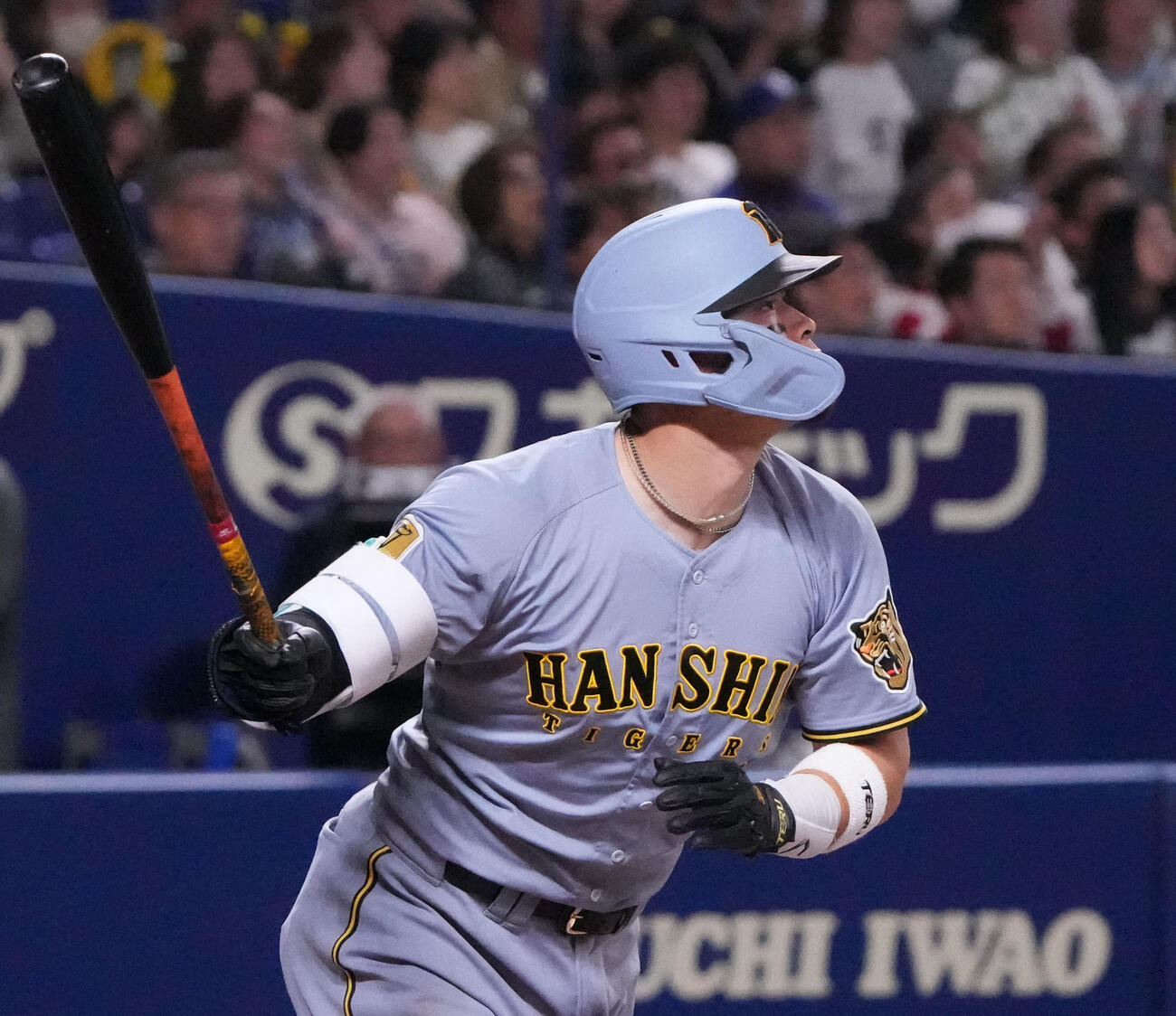 中日対阪神　9回表阪神1死三塁、2点本塁打を放つ佐藤（撮影・森本幸一）