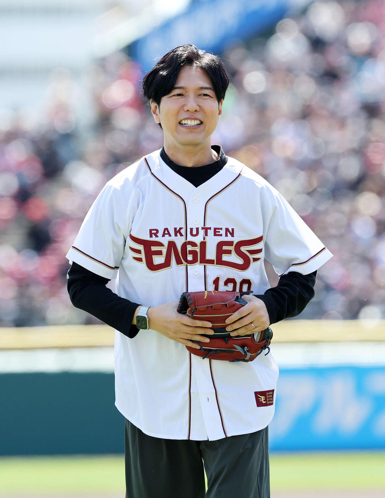 楽天対オリックス　始球式を終え笑顔を見せる声優の神谷浩史（撮影・鈴木正人）　