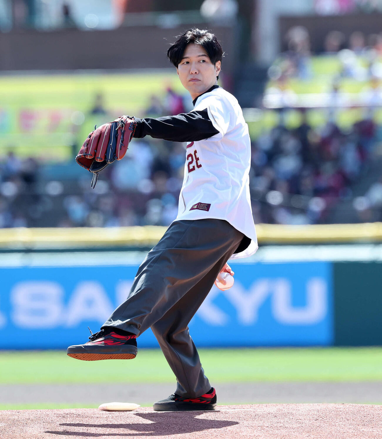 楽天対オリックス　始球式に臨む声優の神谷浩史（撮影・鈴木正人）　