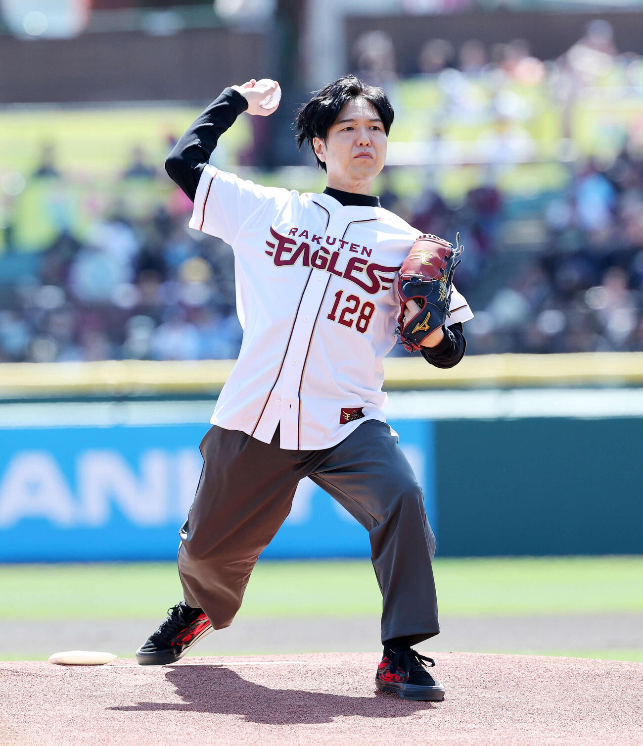 楽天対オリックス　始球式に臨む声優の神谷浩史（撮影・鈴木正人）　