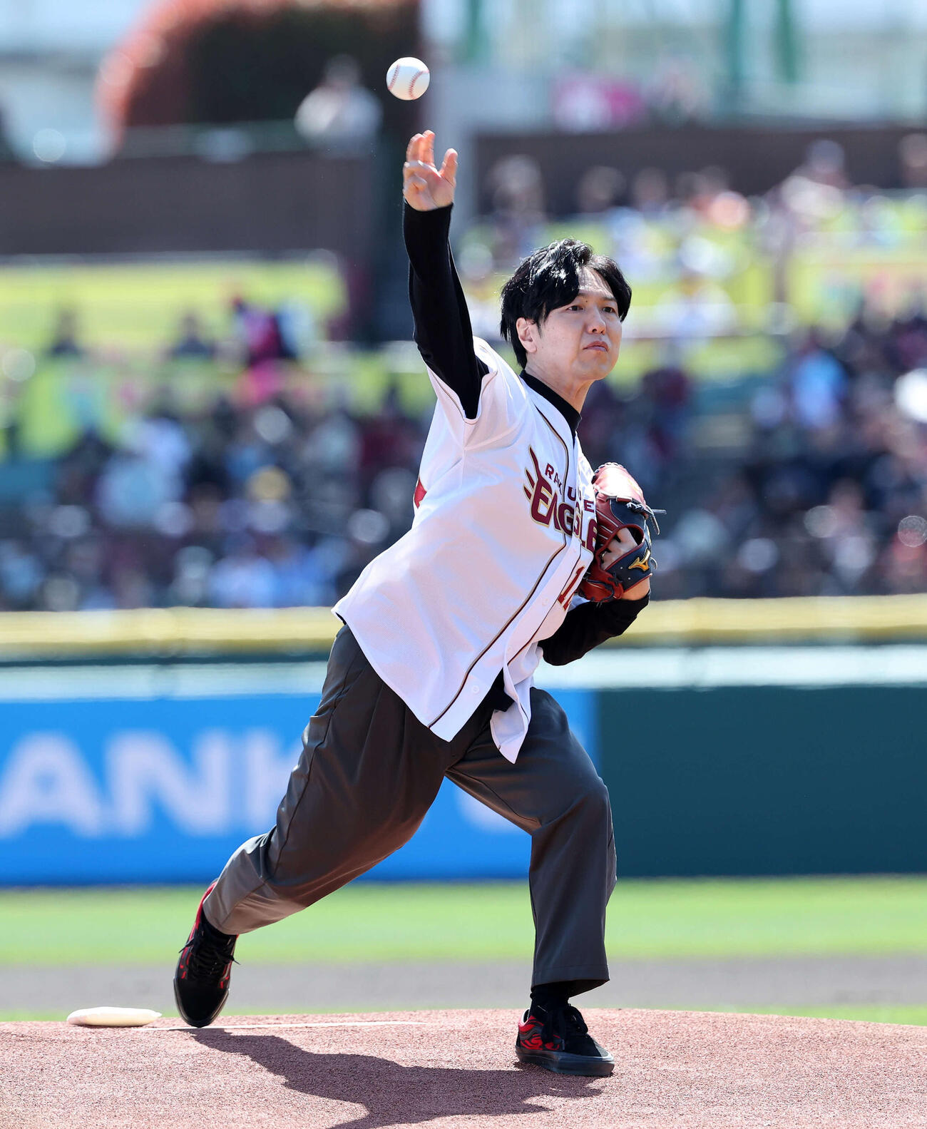 楽天対オリックス　始球式に臨む声優の神谷浩史（撮影・鈴木正人）　