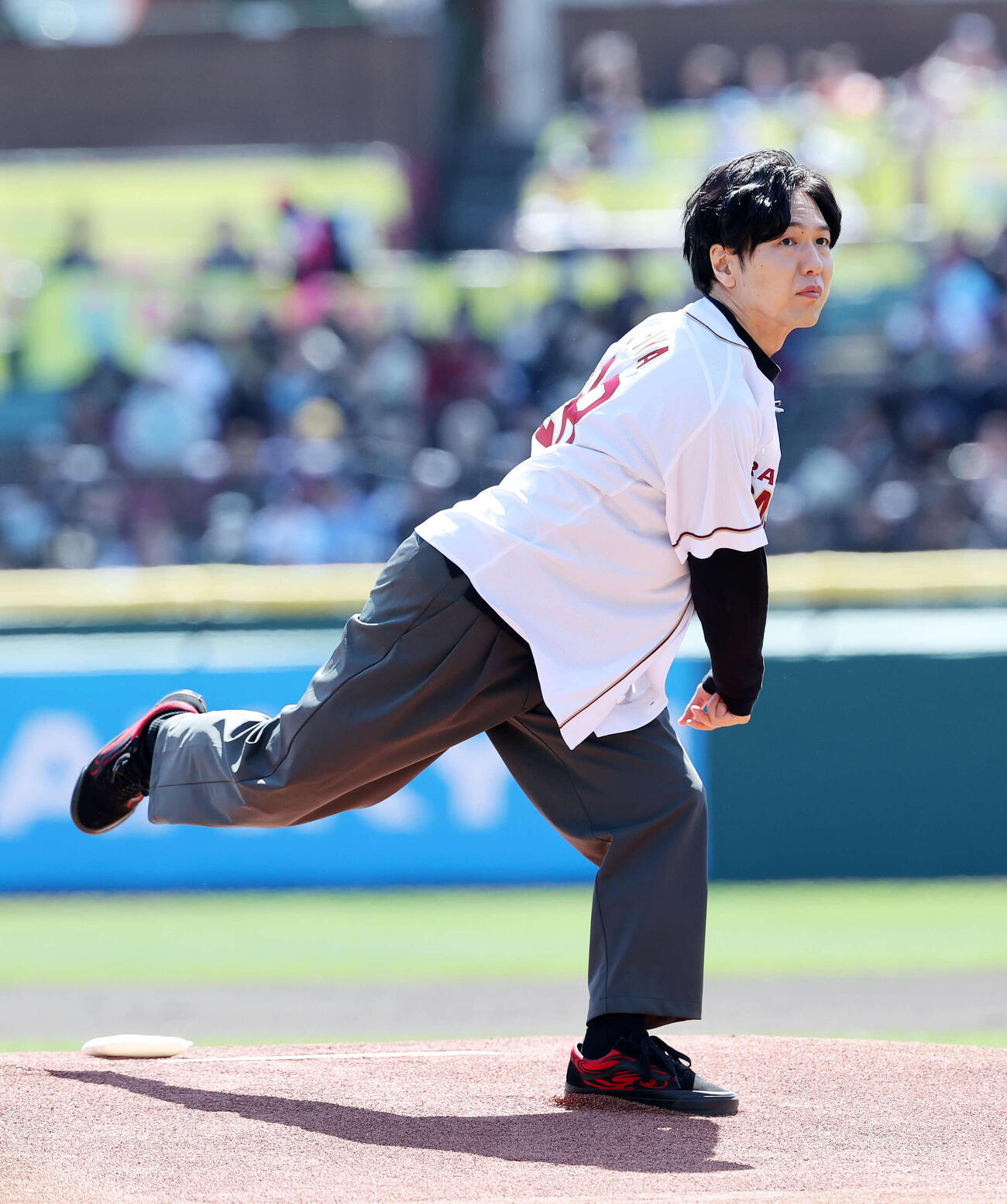 楽天対オリックス　始球式に臨む声優の神谷浩史（撮影・鈴木正人）　