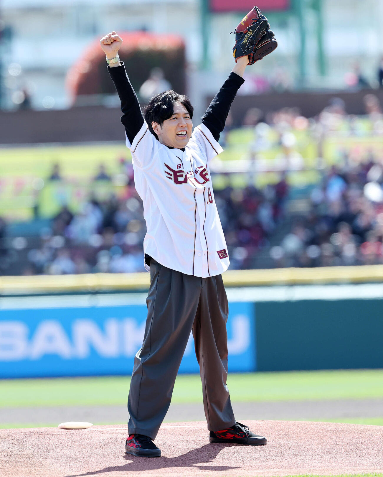 楽天対オリックス　始球式に臨む声優の神谷浩史（撮影・鈴木正人）　