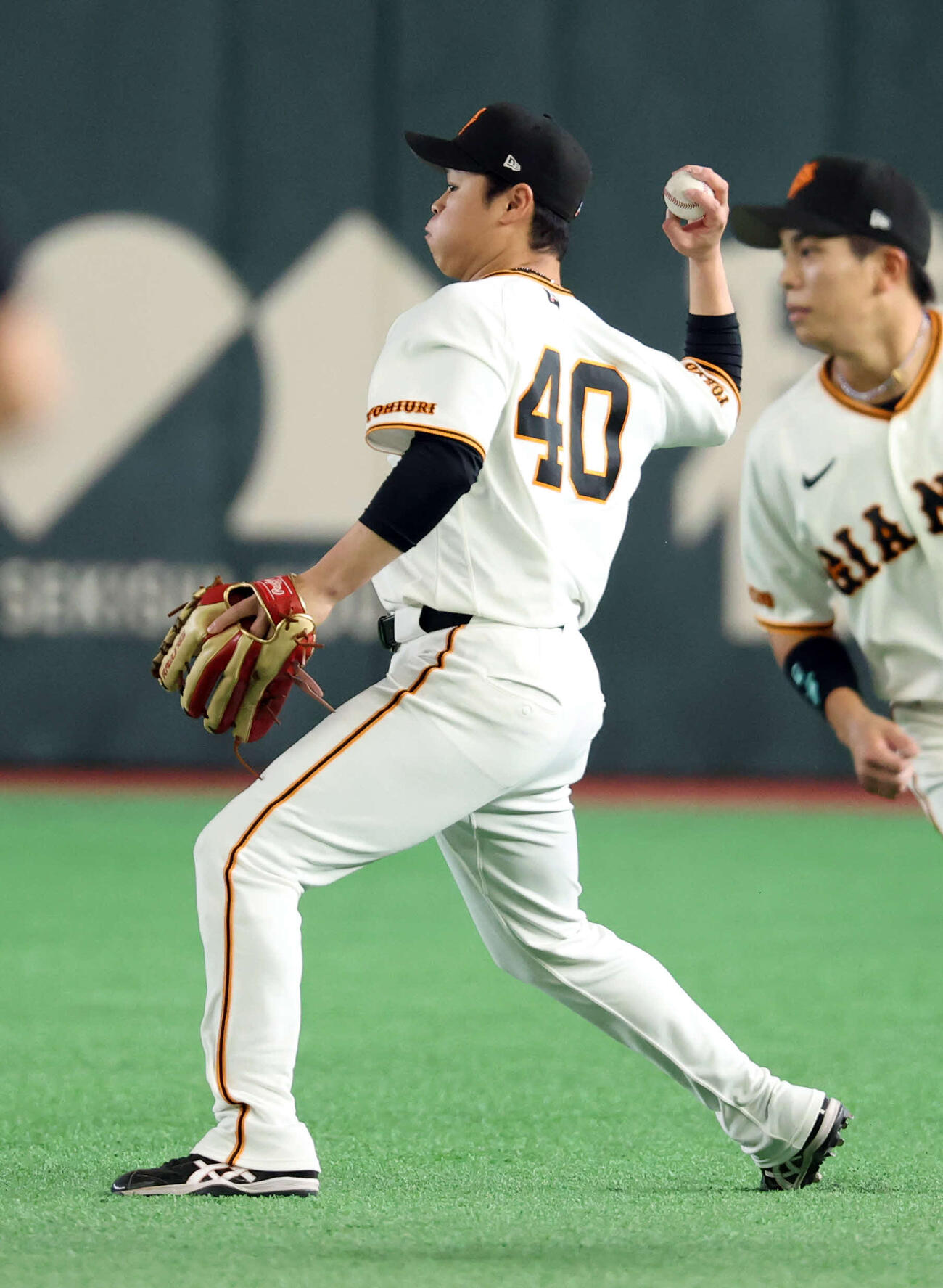 巨人対ヤクルト　1回表ヤクルト1死一塁、古賀の右前打も二塁好送球で進塁阻止しゴロにする中山（撮影・浅見桂子）