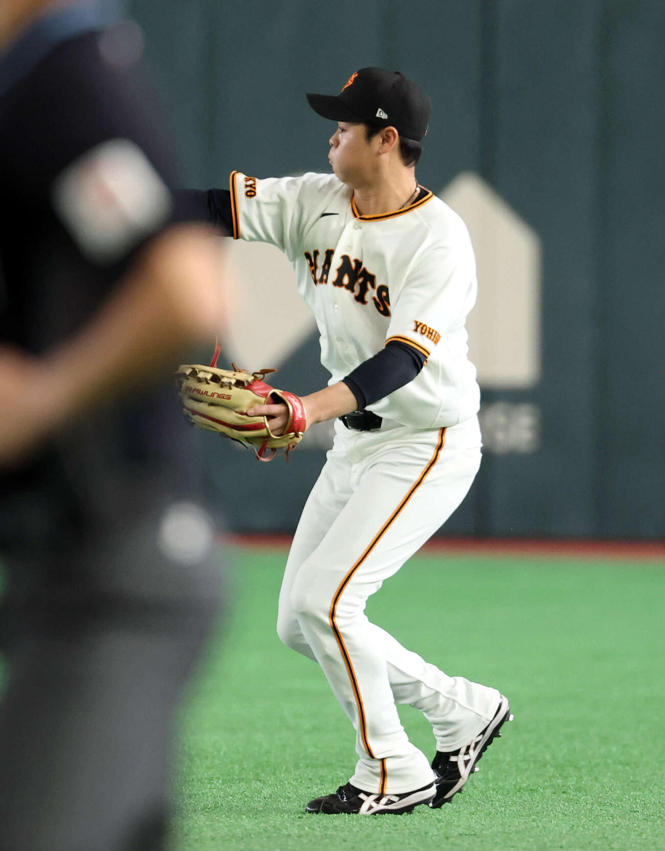 巨人対ヤクルト　1回表ヤクルト1死一塁、古賀の右前打も二塁好送球で進塁阻止しゴロにする中山（撮影・浅見桂子）