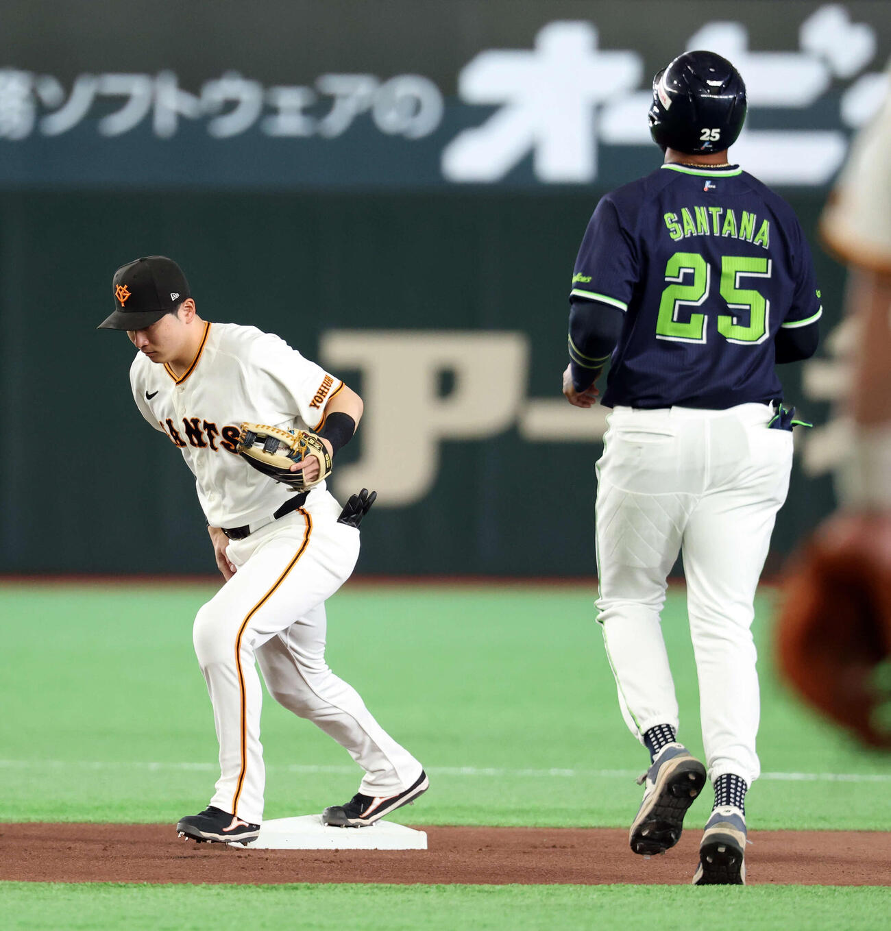 巨人対ヤクルト　1回表ヤクルト1死一塁、古賀の右前打も一塁走者サンタナ（右）は好送球で進塁阻止される。左は泉口（撮影・浅見桂子）
