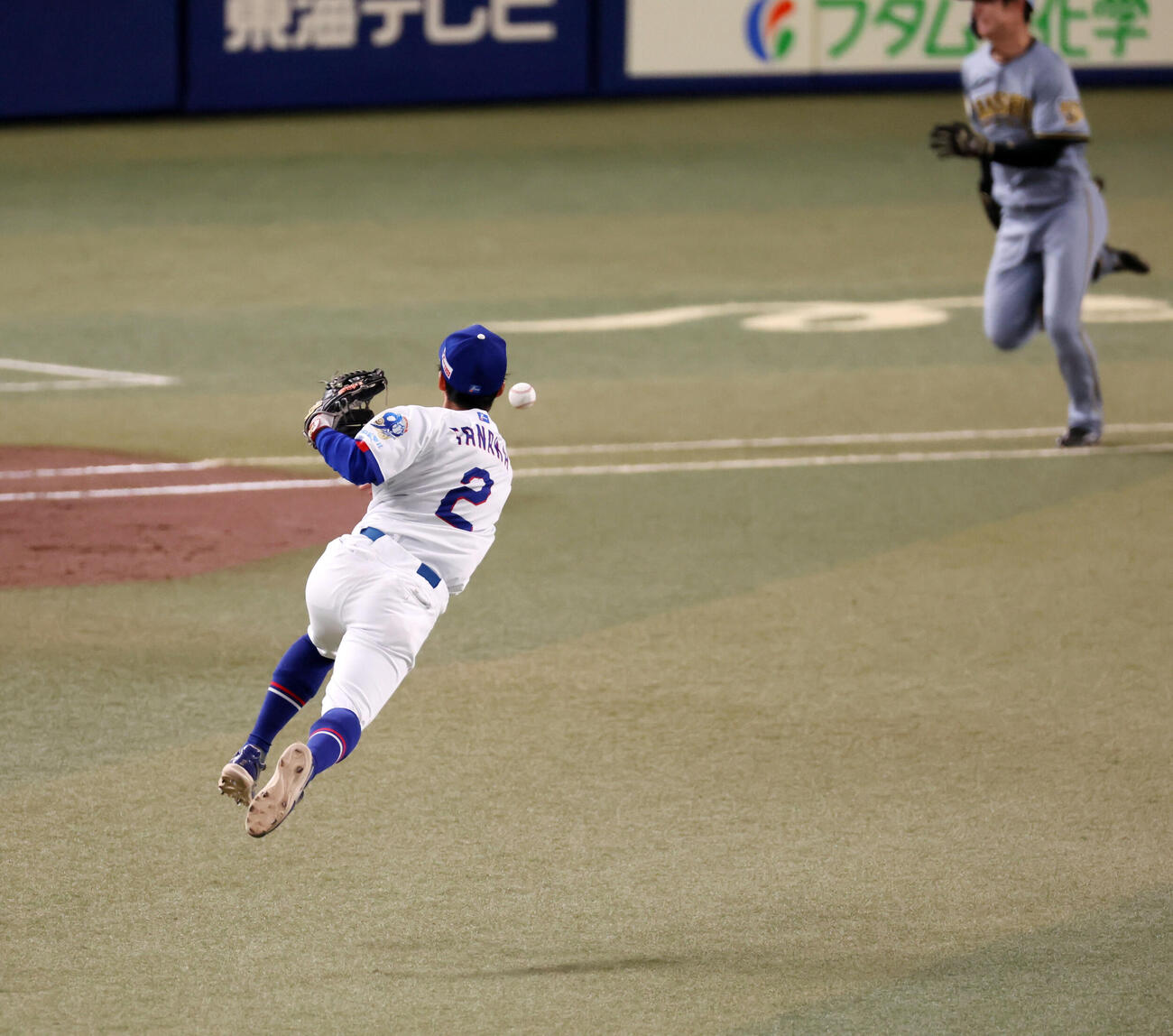 中日対阪神　3回表阪神2死一、二塁、田中は中野の打球をジャンピングスローし、アウトを奪う（撮影・加藤哉）