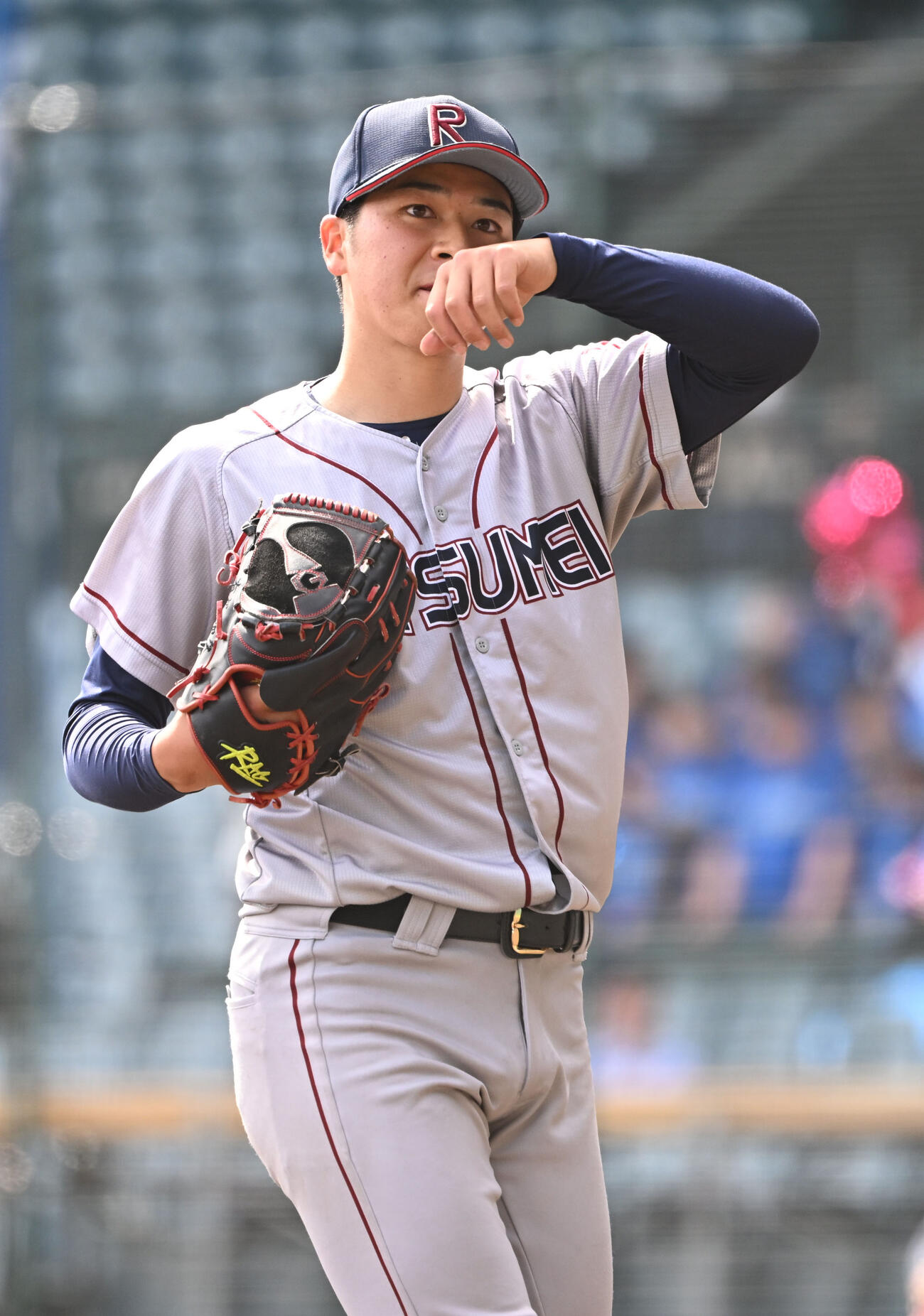 近大対立命大　初回に4失点しベンチに戻る立命大有馬（撮影・和賀正仁）