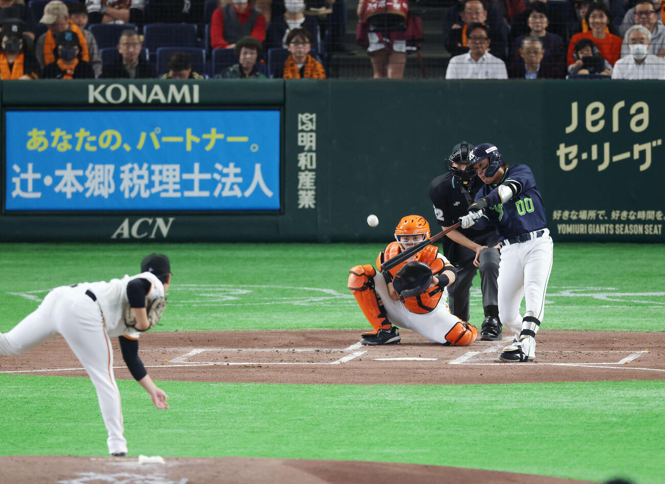巨人対ヤクルト　2回表ヤクルト1死、二塁打を放つ赤羽。投手は井上（撮影・増田悦実）