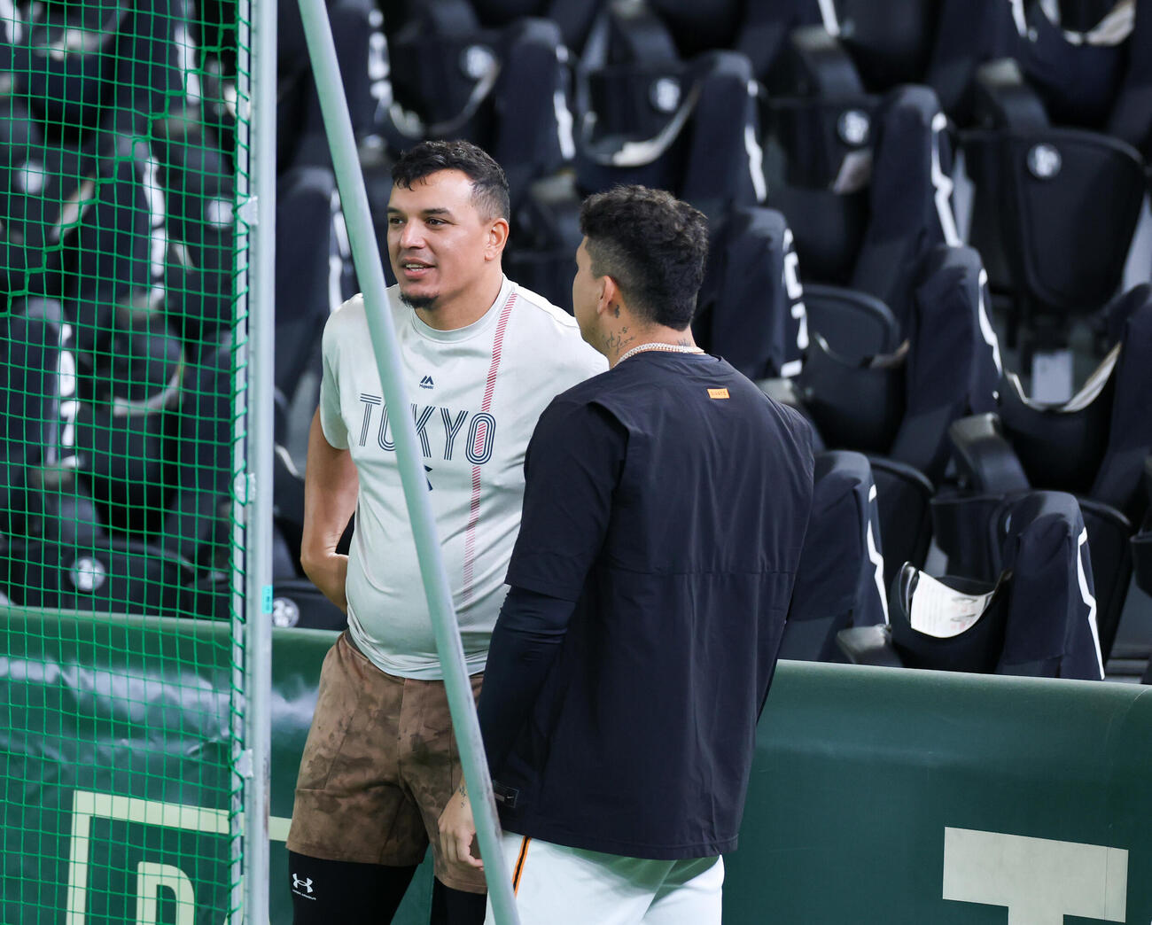 巨人対ヤクルト　練習中話をするヤクルトオスナ（奥）と巨人マタ（撮影・増田悦実）