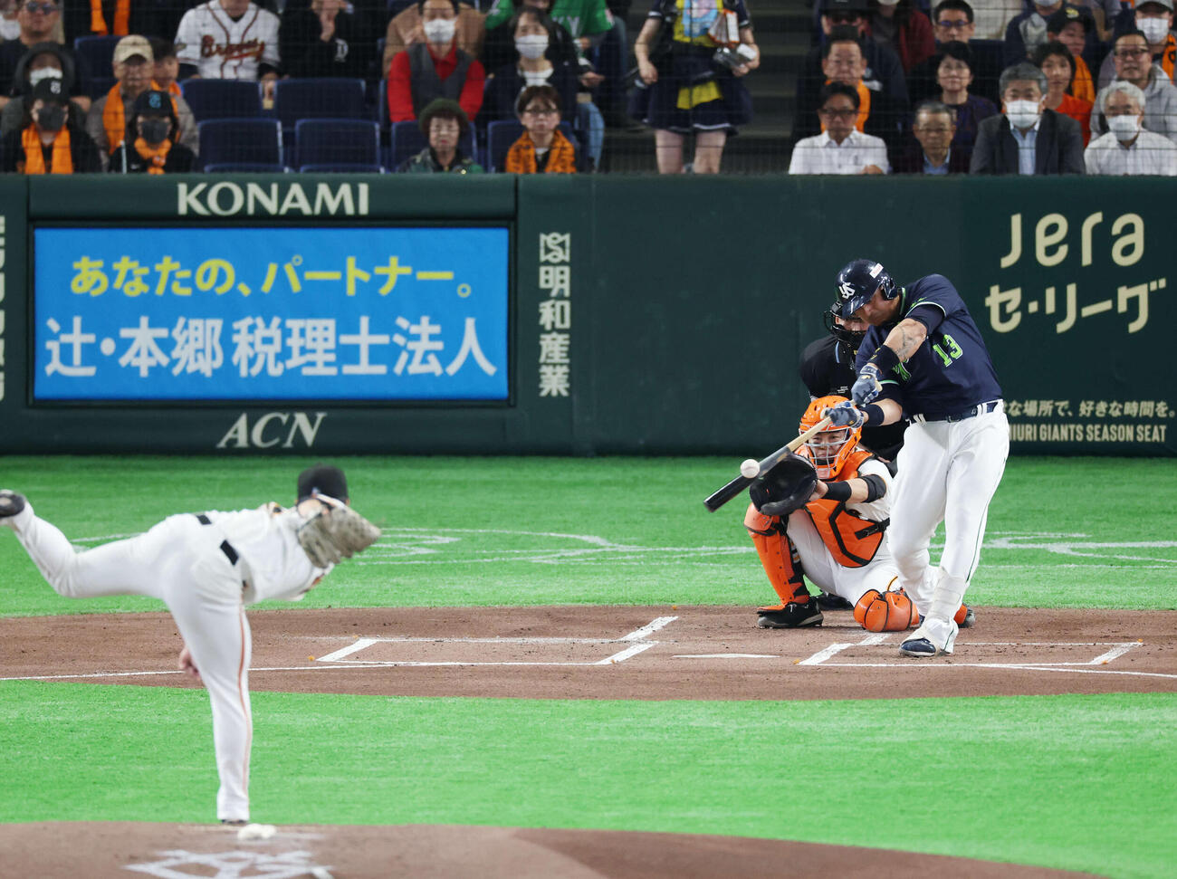 巨人対ヤクルト　1回表ヤクルト2死一塁、安打を放つオスナ。投手は井上（撮影・増田悦実）