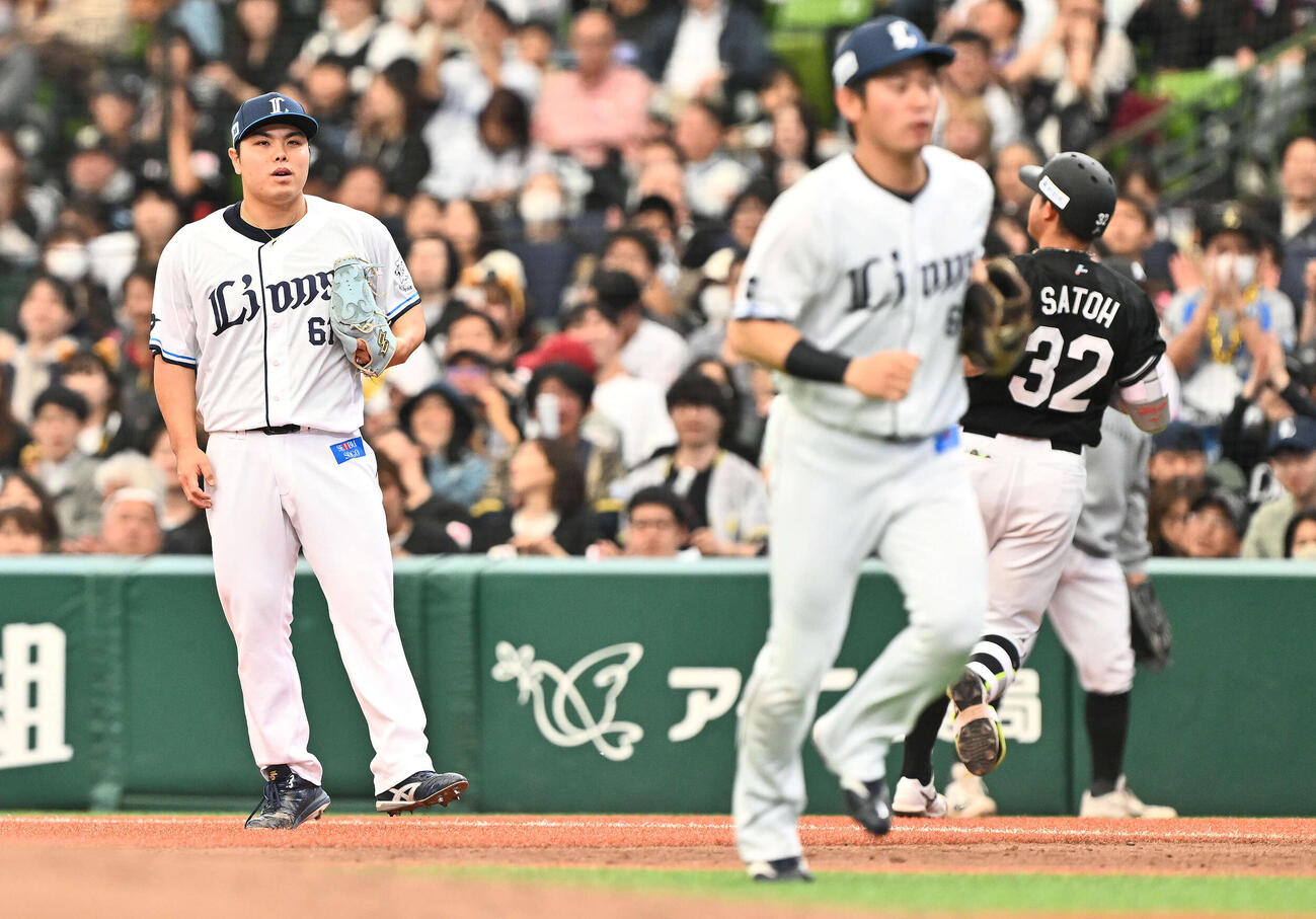 西武対ロッテ　4回表ロッテ2死一、二塁、平良（左）は佐藤（右）を一ゴロに打ち取る（撮影・滝沢徹郎）