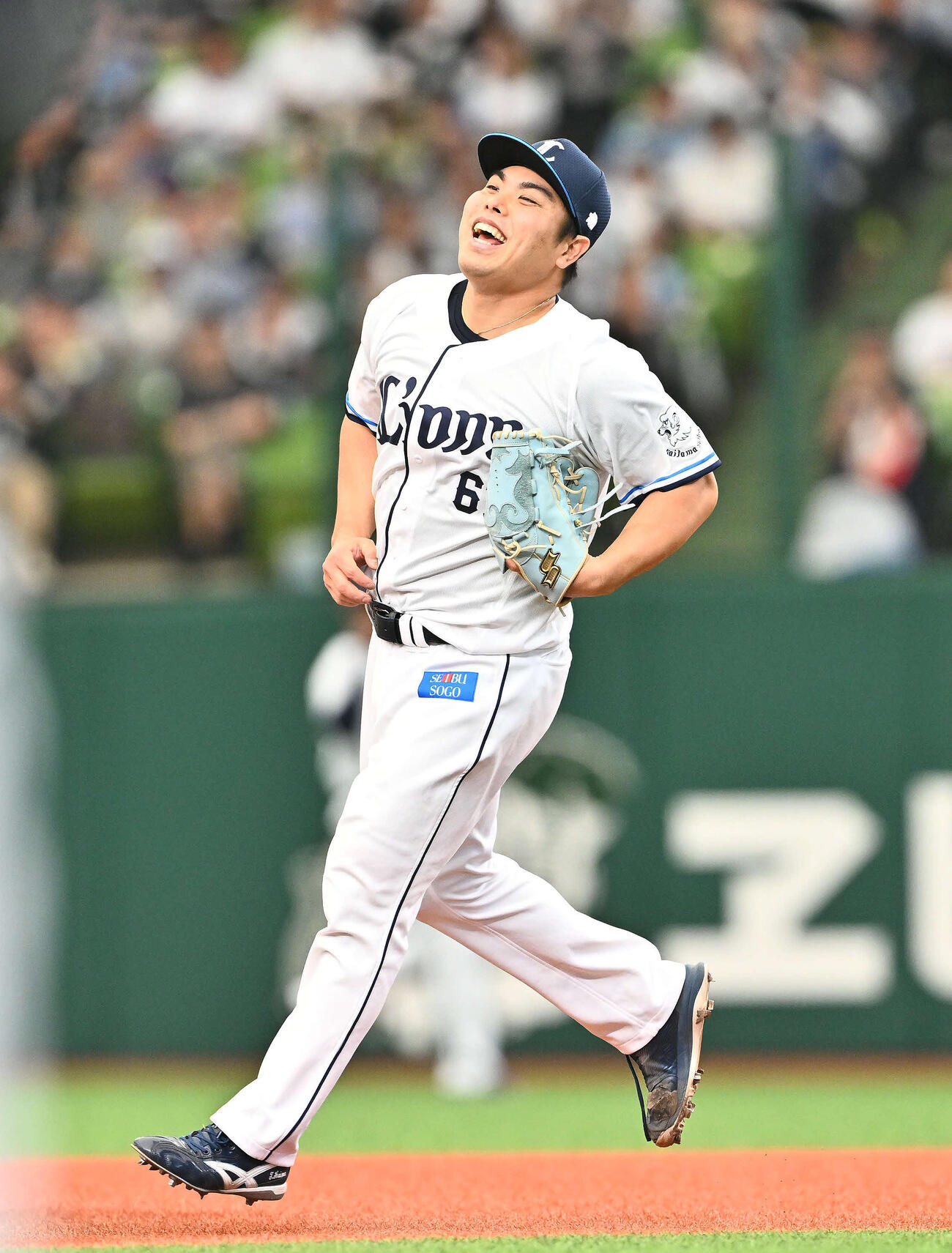 西武対ロッテ　5回表ロッテ無死、西川を投ゴロに打ち取り笑顔の平良（撮影・滝沢徹郎）