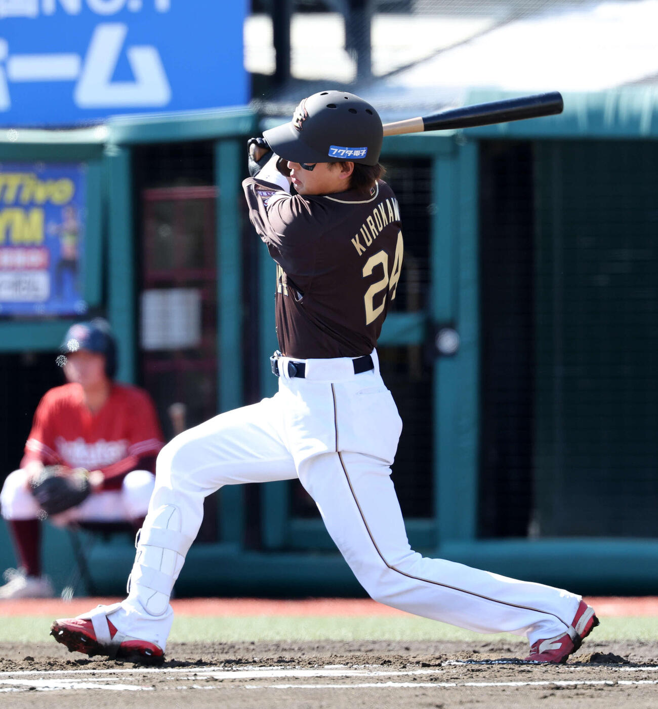 楽天対オリックス　6回裏楽天無死、黒川は右前打を放つ（撮影・鈴木正人）　