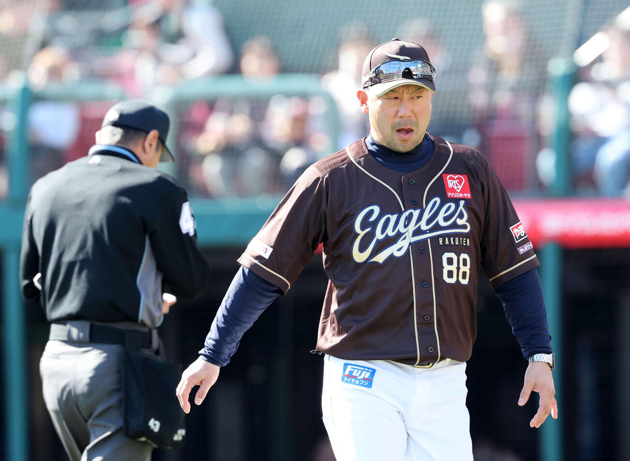 楽天対オリックス　7回表、投手交代を告げベンチに引き揚げる楽天三木監督（撮影・鈴木正人）　