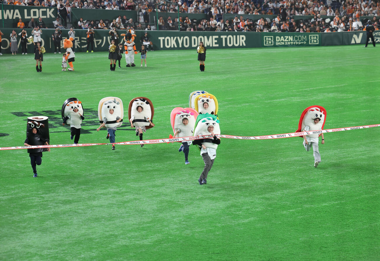 巨人対ヤクルト　すしレースは芽ネギが1着（撮影・増田悦実）