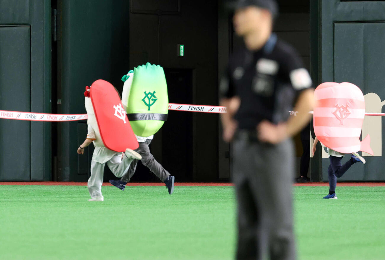 巨人対ヤクルト　すしレースは芽ネギの勝利（撮影・浅見桂子）