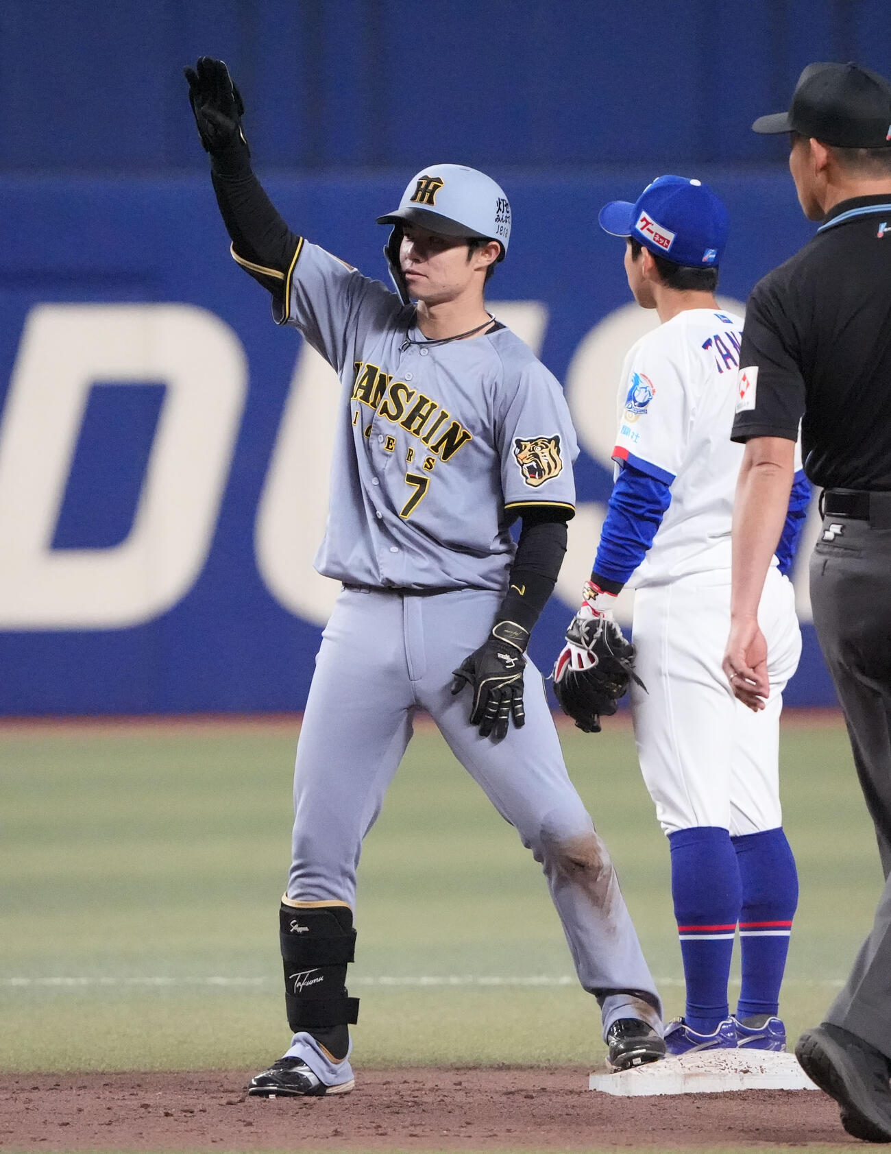 中日対阪神　5回表阪神2死一、二塁、中野（左）は適時二塁打を放ちベンチへ向かってアピールする（撮影・森本幸一）