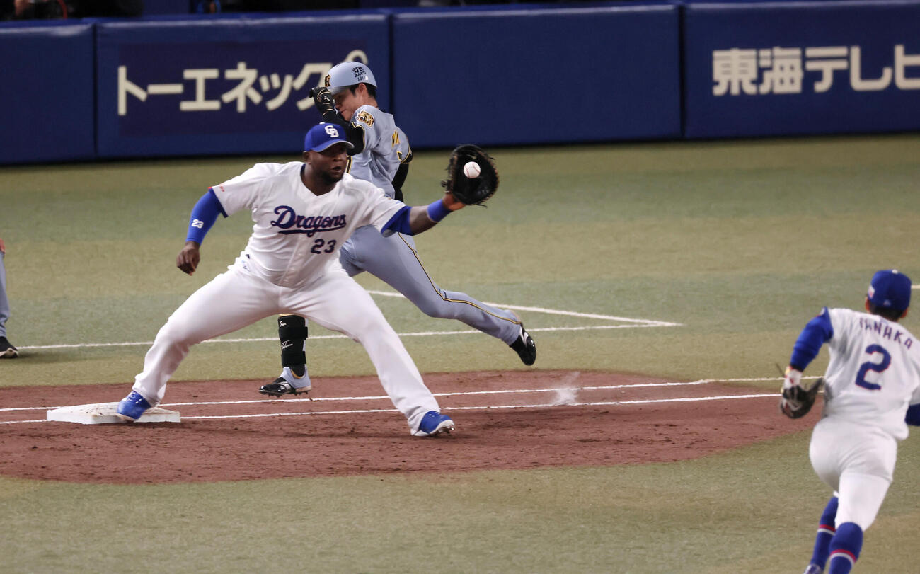 中日対阪神　3回表阪神2死一、二塁、中野は二ゴロに倒れる。一塁手サノー（撮影・加藤哉）