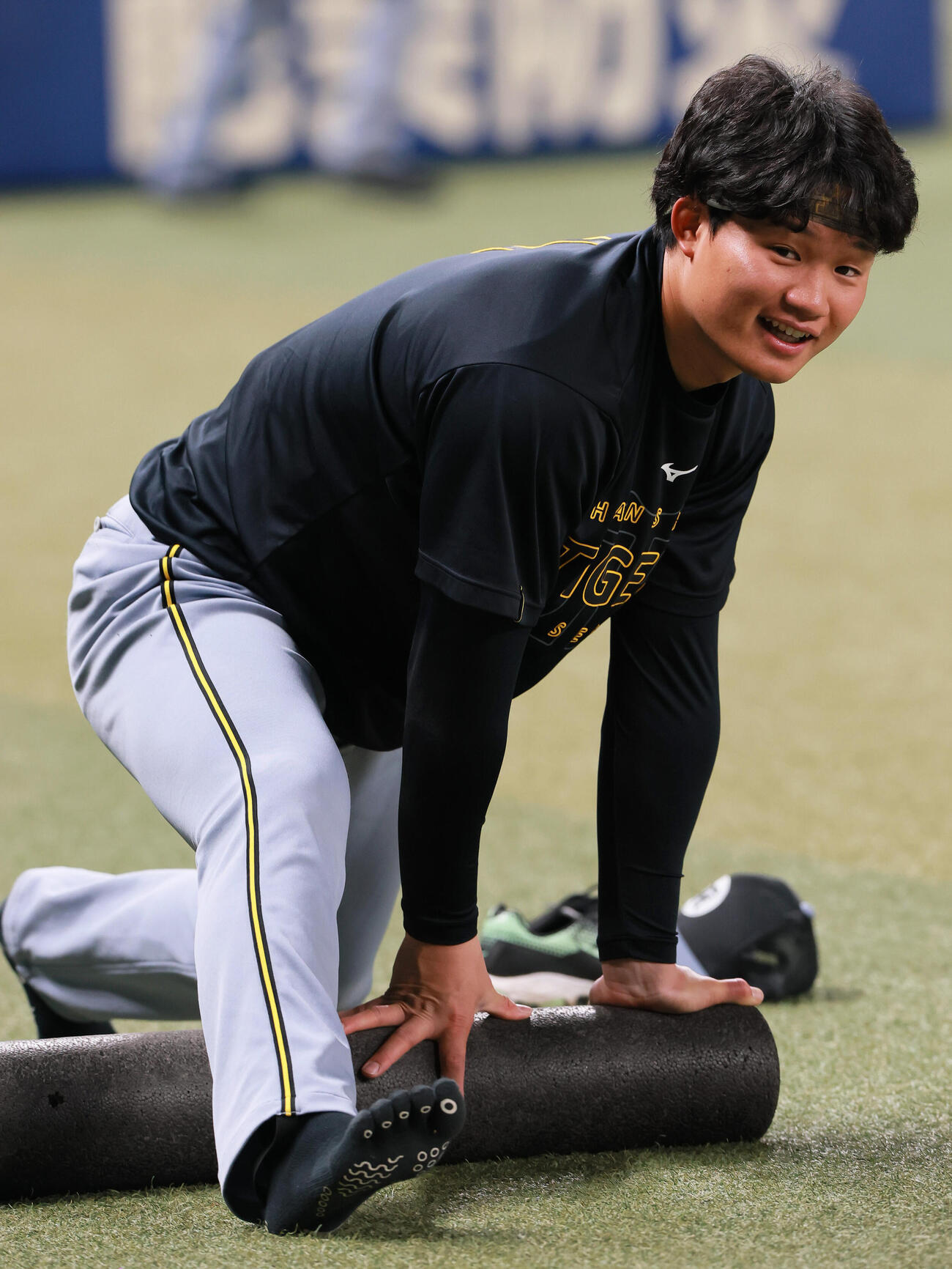 中日対阪神　試合前、リラックスした表情を見せる阪神森下（撮影・上山淳一）