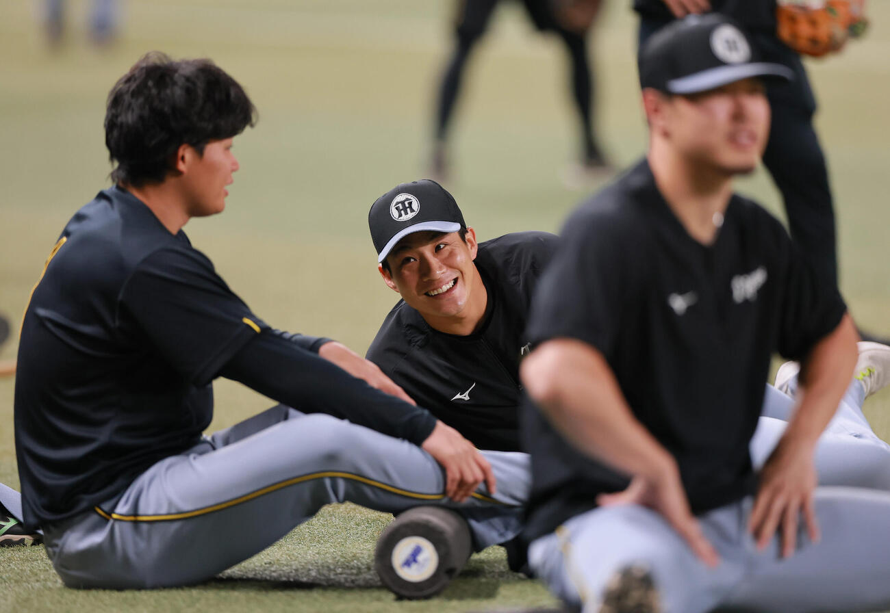 中日対阪神　試合前、リラックスした表情を見せる阪神木浪（中央）（撮影・上山淳一）