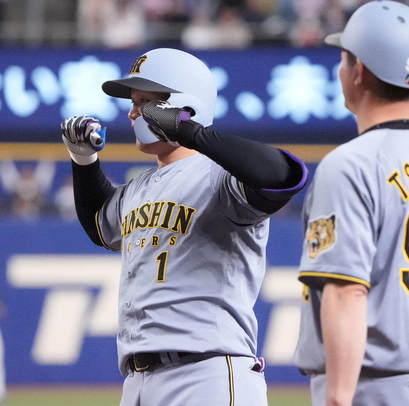 中日対阪神　5回表阪神2死二、三塁、森下（左）は2点適時打を放ちベンチ向かってアピールする（撮影・森本幸一）