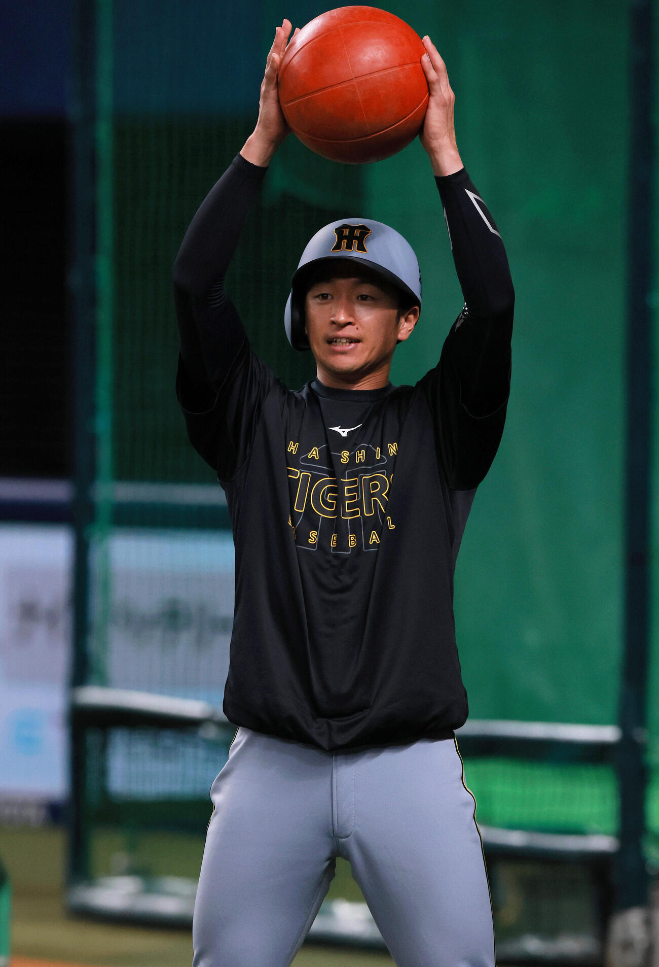 中日対阪神　試合前、リラックスした表情を見せる阪神近本（撮影・上山淳一）