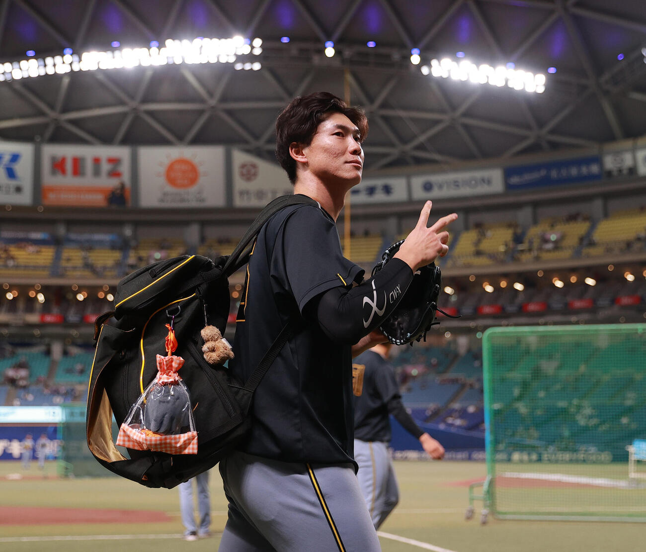 中日対阪神　試合前、球場を移動する阪神湯浅（撮影・上山淳一）