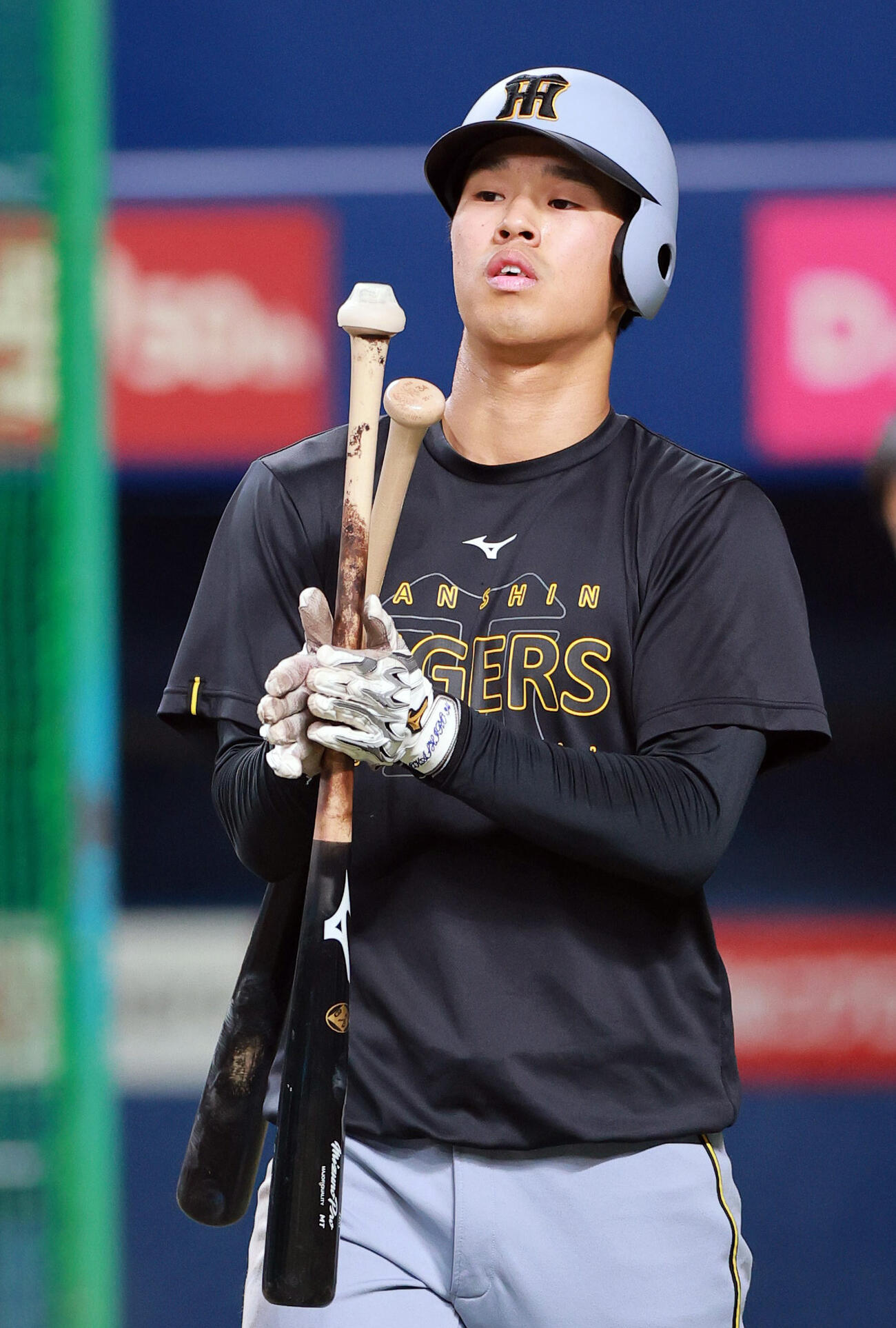 中日対阪神　試合前の練習に励む阪神岡城（撮影・上山淳一）