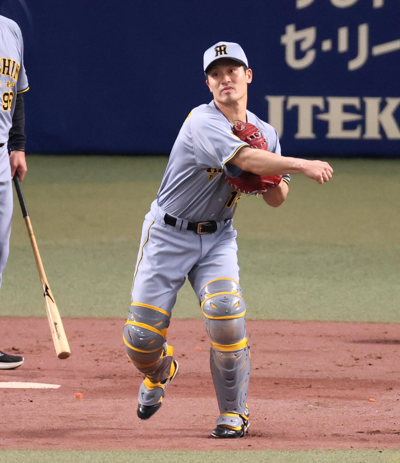 中日対阪神　試合前、シートノック受ける阪神坂本（撮影・加藤哉）