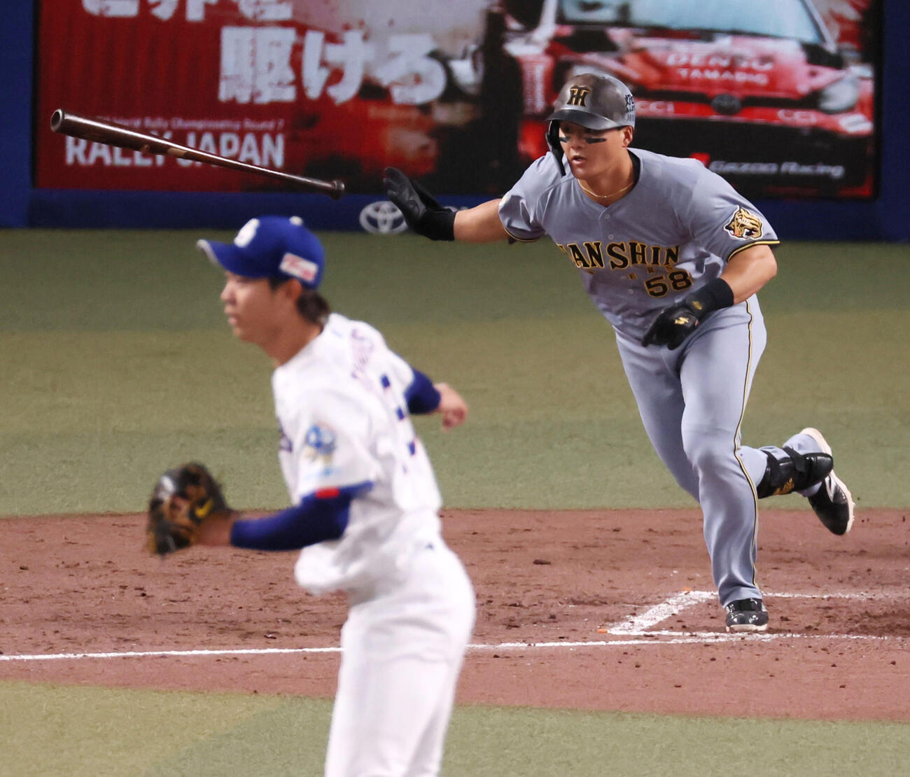 中日対阪神　5回表阪神無死、前川は右前打を放つ。投手高橋宏（撮影・加藤哉）