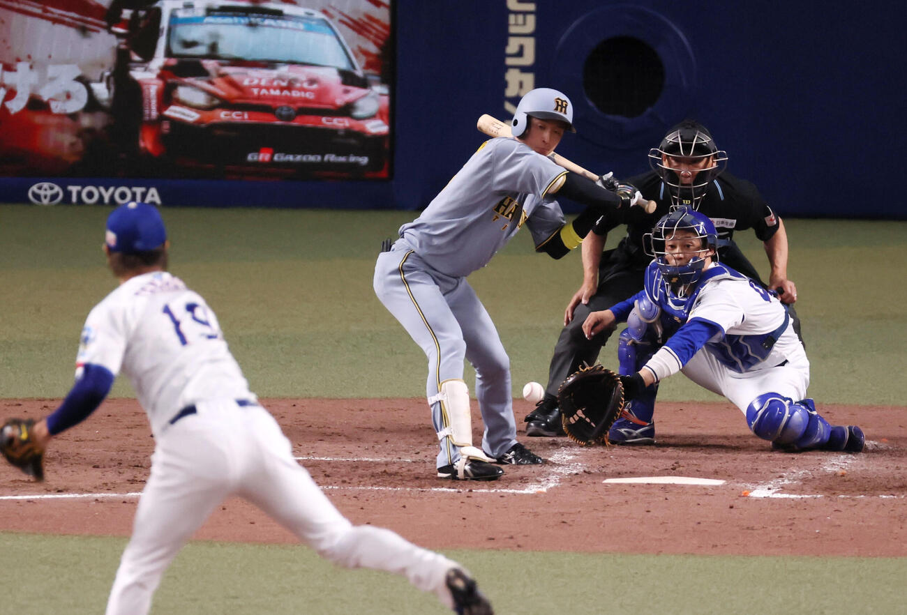 中日対阪神　5回表阪神2死二塁、四球を選ぶ近本。投手高橋宏（撮影・加藤哉）