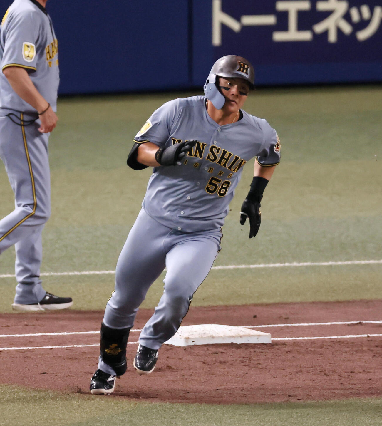 中日対阪神　3回表阪神無死、前川は中越え二塁打を放つ（撮影・加藤哉）