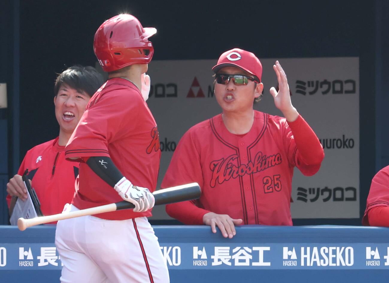 DeNA対広島　2回表、犠飛を放った坂倉を出迎える新井監督（撮影・黒川智章）